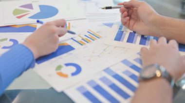 Belgeler Üzerinde Çalışan Yaratıcı İnsanların Kapanışı