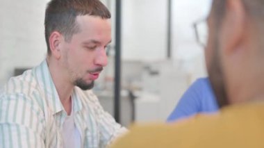 Genç adamın takım arkadaşlarıyla konuşmasına yakın çekim