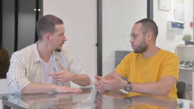 İşteki Tartışmada Kızgın Karışık Irk İnsanları