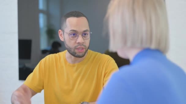 Hombre Raza Mixta Hablando Con Una Joven Oficina — Vídeos de Stock