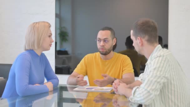 Homem Raça Mista Conversando Com Colegas Reunião — Vídeo de Stock