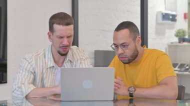 Ofiste Çevrimiçi Kaybına Tepki Veren Yaratıcı Takım Arkadaşları