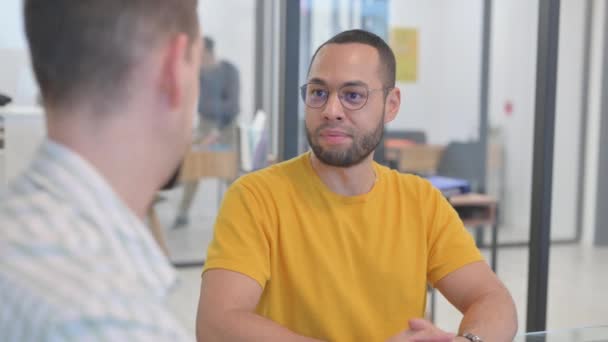 Nahaufnahme Eines Mannes Mit Gemischter Rasse Gespräch Mit Kreativen Teamkollegen — Stockvideo