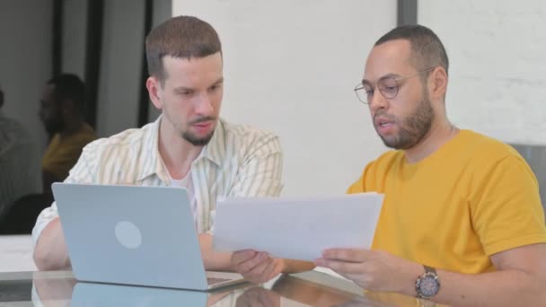 Creatieve Teamgenoten Doen Papierwerk Laptop — Stockvideo