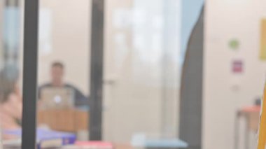 El Değiş tokuşu Para ve Ev Anahtarları