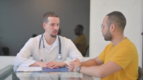 Médico Hablando Con Paciente Discutiendo Plan Tratamiento — Vídeo de stock