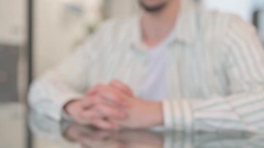 Ofisteki Adam Tarafından Kapalı Başparmaklar