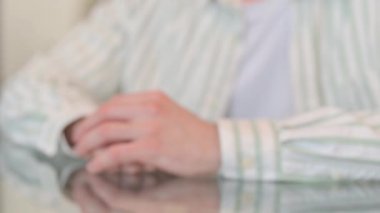 Ofisteki Adam 'dan Baş Parmakların Kapanışı