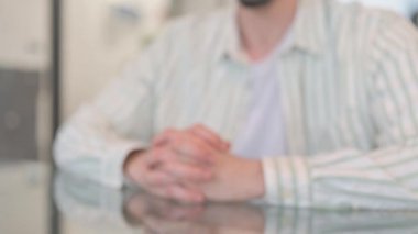 Man 'ın El sıkışma Teklifi