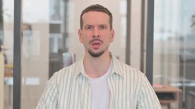 Başarısızlığa Tepki Veren Yaratıcı Genç Adam Portresi