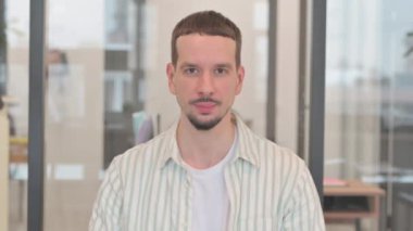 Başarıyı Kutlayan Yaratıcı Genç Adam Portresi