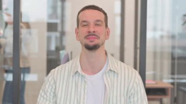 Yaratıcı Genç Adam 'ın Portresi Kamerayı Gösteriyor