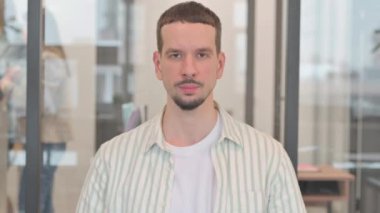 Durdurulmuş Hareketli Yaratıcı Genç Adamın Portresi