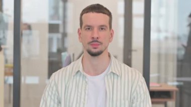 Esneme Yorgun Yaratıcı Genç Adamın Portresi