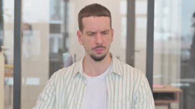 Diş ağrısı olan rahatsız edici yaratıcı genç adam.