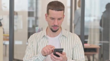 Telefondaki Başarıyı Kutlayan Yaratıcı Genç Adam Portresi