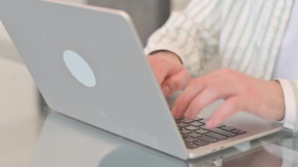 Κοντινό Πλάνο Του Hands Typing Στο Laptop — Αρχείο Βίντεο