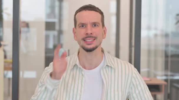 Porträtt Chockad Kreativ Ung Man Gör Argument — Stockvideo