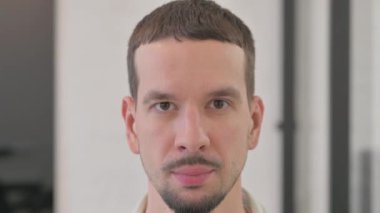 Ciddi Genç Adamın YüzünüN Yakın Çekimi