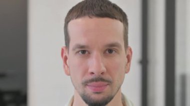 Şaşırmış Genç Adam Surat 'ın yakın çekimi.