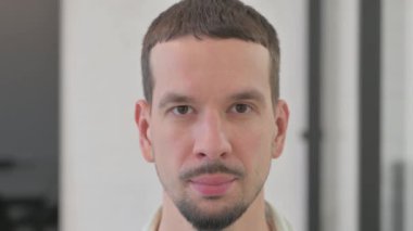 Gülümseyen genç adam yüzünü kapat.