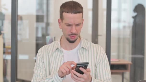 Портрет Молодого Человека Шокированного Потерей Телефоне — стоковое видео