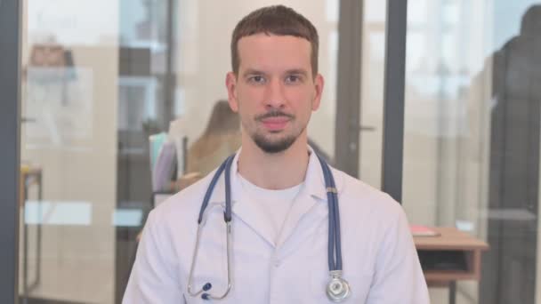 Portret Lekarza Średnim Wieku Kciuki Górę — Wideo stockowe