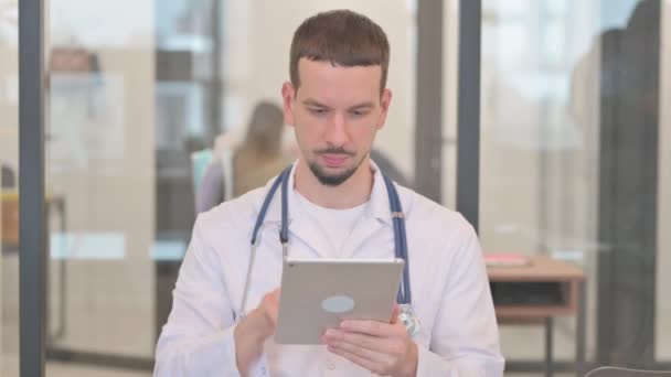 Médico Mediana Edad Usando Tableta Digital Oficina — Vídeo de stock