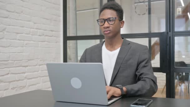 年轻的非洲男子在笔记本电脑上工作 — 图库视频影像