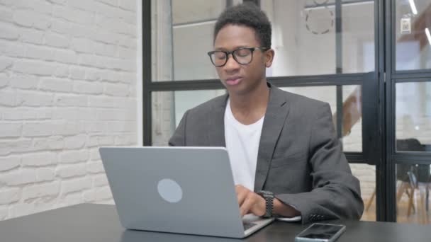 Fiatal Afrikai Férfi Amelynek Hátsó Fáradtság Fájdalom Hivatalban — Stock videók