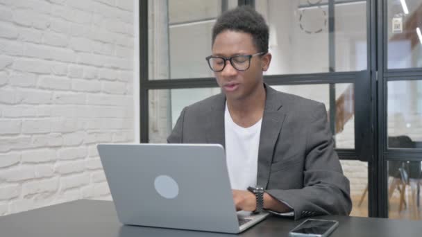 仕事で咳をしている若いアフリカ人男性 — ストック動画