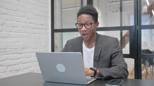 Młody Afrykanin Świętuje Sukces Laptopie — Wideo stockowe