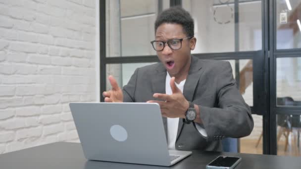 Ung Afrikansk Man Chockad Förlust Laptop — Stockvideo