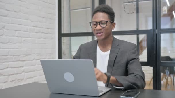 Ung Afrikansk Man Gör Videochatt Laptop — Stockvideo