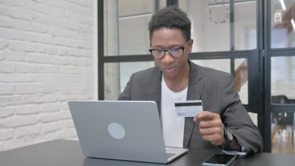 Junger Afrikaner Hat Probleme Beim Online Banking — Stockvideo