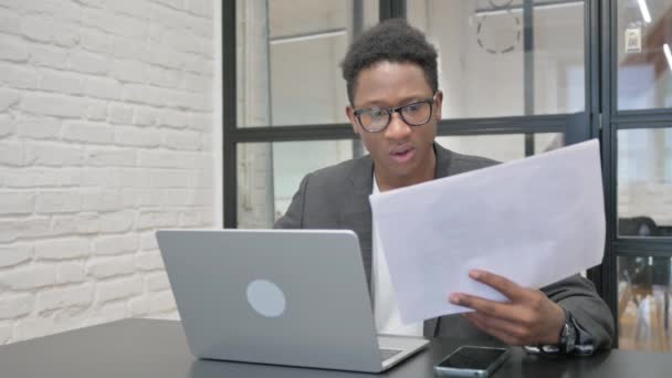 Jovem Africano Sentindo Perturbado Ler Contrato Trabalho — Vídeo de Stock