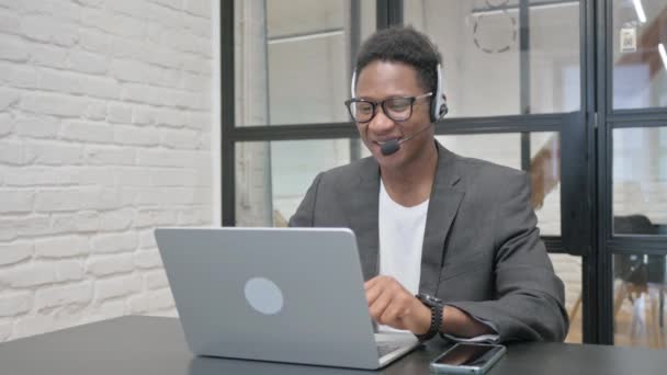 Νεαρός Αφρικανός Ακουστικά Μιλώντας Απευθείας Σύνδεση Τον Πελάτη Στο Τηλεφωνικό — Αρχείο Βίντεο