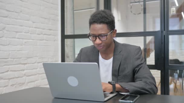 Duimen Omlaag Door Jonge Afrikaanse Man Met Behulp Van Laptop — Stockvideo