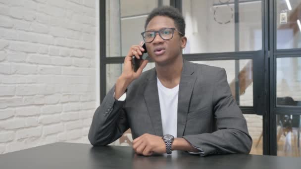 Young African Man Berbicara Pada Telepon Kantor — Stok Video