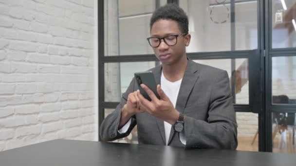 Junger Afrikaner Schockiert Über Verlust Seines Telefons Büro — Stockvideo