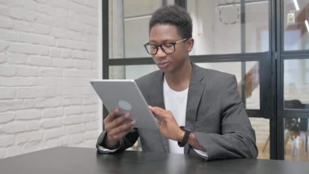 Junger Afrikaner Feiert Online Erfolg Auf Digitalem Tablet — Stockvideo