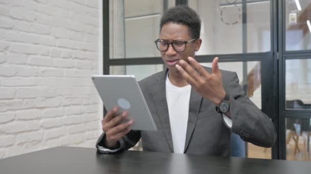Junger Afrikaner Mit Online Verlust Auf Digitalem Tablet — Stockvideo