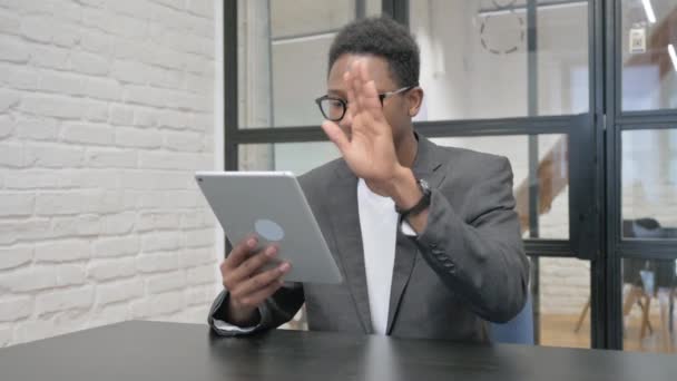 非洲年轻人在办公室的平板电脑上做视频聊天 — 图库视频影像