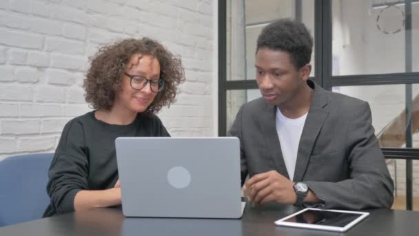 Multietničtí Spoluhráči Pracující Notebooku — Stock video