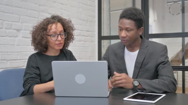 Hispansk Kvinna Diskuterar Arbetet Med Laptop Med Afrikansk Man — Stockvideo