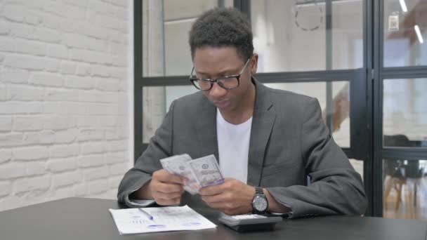 Молодой Африканский Человек Считает Деньги Делает Бумажную Работу — стоковое видео