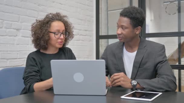 Hispanic Woman Μιλώντας Αφρικανό Άνδρα Στην Εργασία — Αρχείο Βίντεο