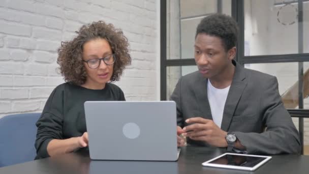 Blandade Ras Människor Firar Framgång Laptop — Stockvideo