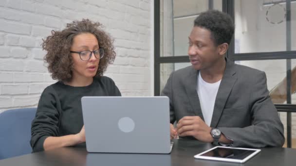 Μικτή Race Επιχειρηματίες Που Εργάζονται Απευθείας Σύνδεση Στο Laptop — Αρχείο Βίντεο