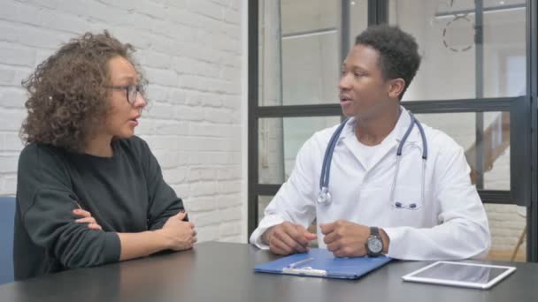 Médico Africano Conversando Com Jovem Hispânica — Vídeo de Stock